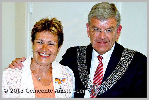 Mevrouw Sasja Martel met burgemeester Jan van Zanen op 8 mei 2013.